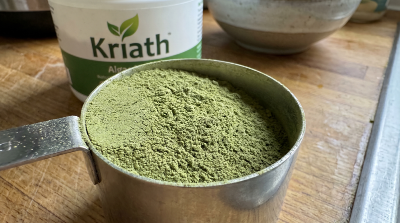 Messlöffel mit grünem Pulver